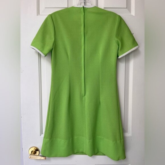 Vintage 1960s Lime Green Mod Dress with Contrast Trim&Shoulder - Picture 3 of 4